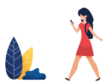 Femme qui marche en regardant son téléphone